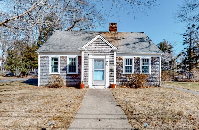 Inviting abode near the canal with a wood-burning fireplace, grill, & W/D