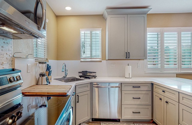 Inviting apartment with tennis, golf, full kitchen, & W/D