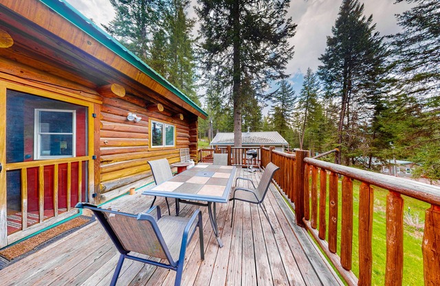 Inviting cabin with mountain view, fireplace, full kitchen, W/D, & back porch