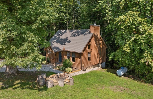 Inviting, charming 2BR, log cabin located in the Scenic Heights neighborhood.
