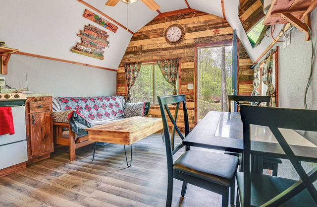 Inviting Des Arc Cabin w/ Fire Pit + Deck!
