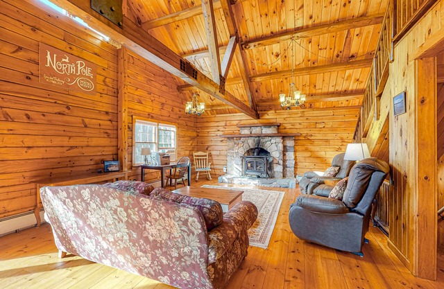 Inviting dog-friendly cabin on 23 acres - sauna, skiing, firepit, & washer/dryer