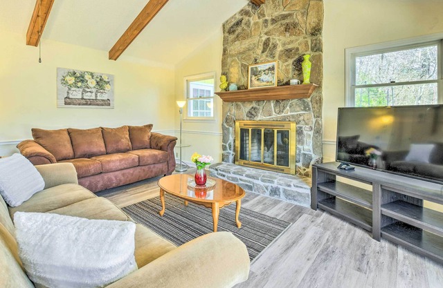 NEW! Inviting Franklin Cabin w/ Deck & Mtn Views!