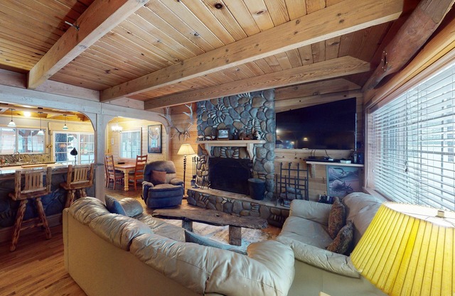 Inviting home with pool table - near Heavenly & beaches