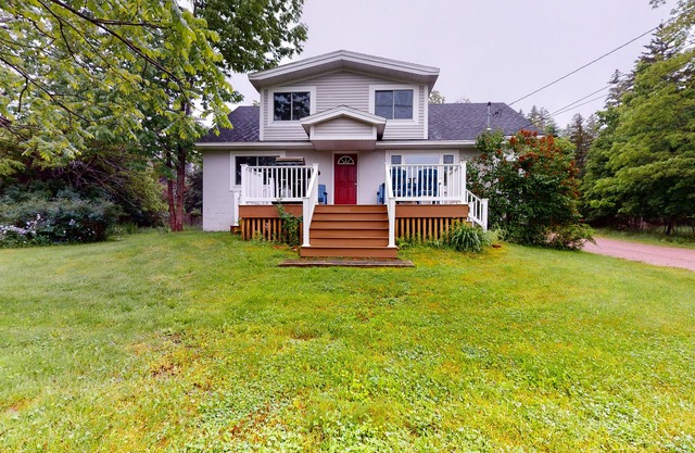 Dog-friendly home w / deck, aire de pique-nique et baby-foot - près de Acadia et plus!