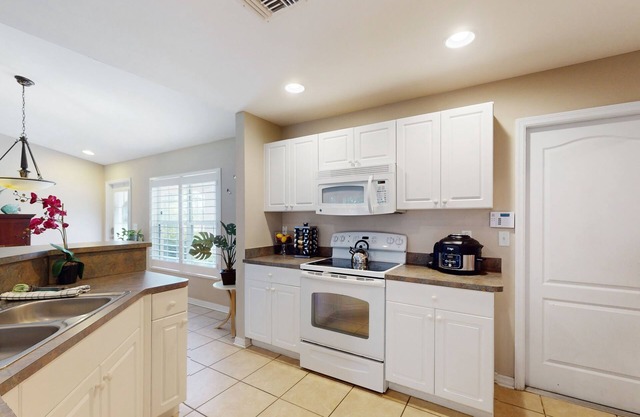 Inviting home with screened patio, central AC, full kitchen, & W/D