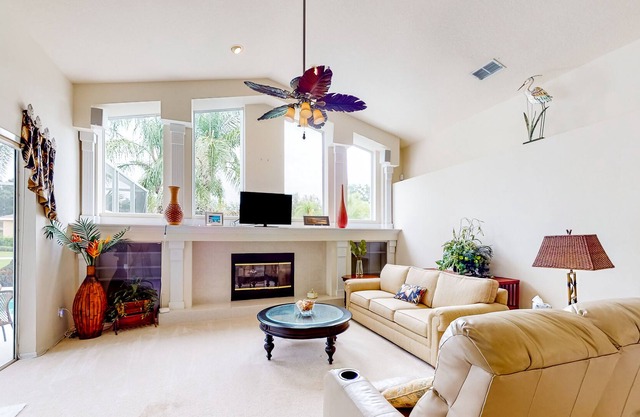 Inviting house in Valrico with private pool & access to tennis/golf