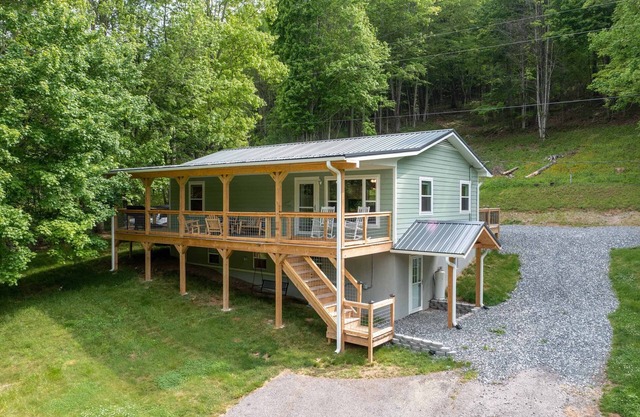 4 Mins to Hatley’s Pointe Skiing! Close to AVL! Peaceful, Easy Access, WiFi!
