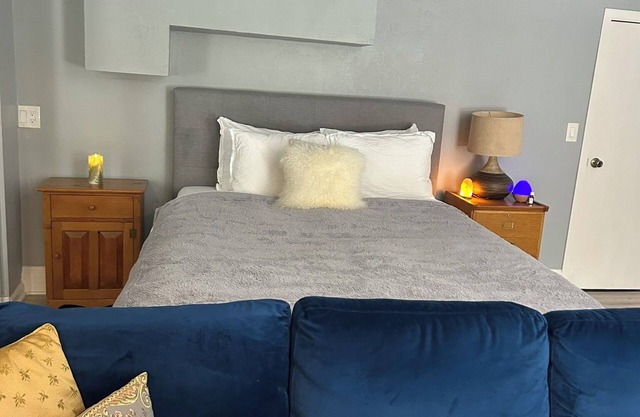 Invitant un nouvel appartement d'efficacité sur Eagle Hill à Redwood City