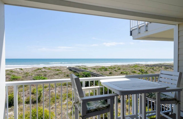 Profitez de belles vues de ce condo en bord de mer situé près de la piscine communautaire