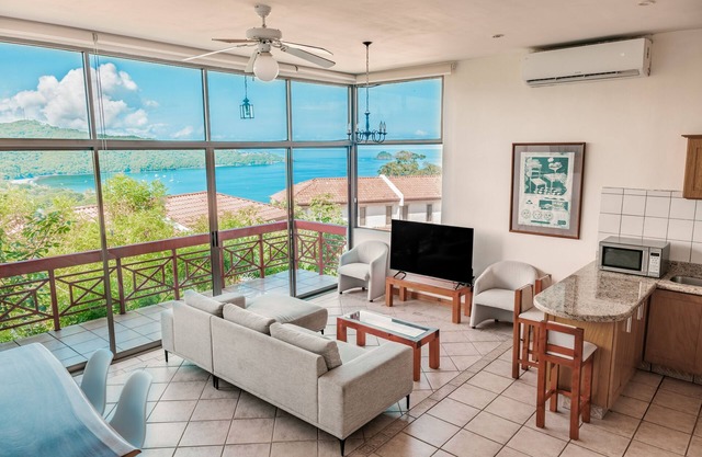 Invitant condo familial w / piscines partagées et près de la plage!