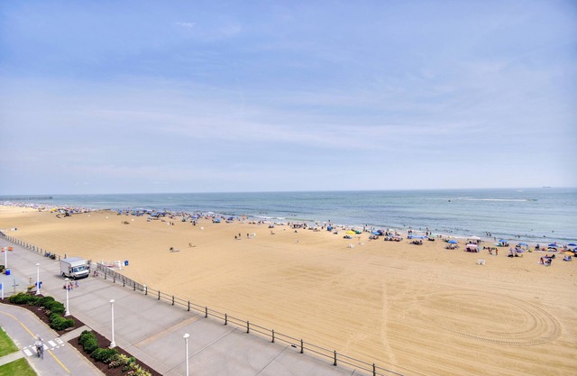 Inviting Virginia Beach Condo w/ Community Pool