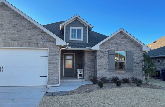 Inviting, well equipped, sleeps 8 + comfortably w/ access to Edmond/OKC in mins.