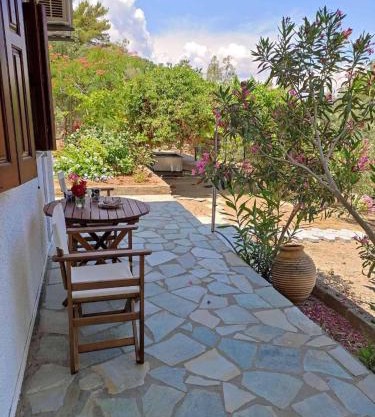 Ioanna's sweet & cozy apartment with garden view