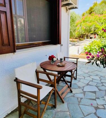 Ioanna's sweet & cozy apartment with garden view