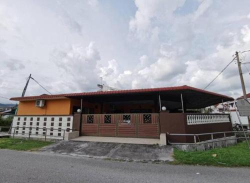 IPOH Be-Shine TAMAN WANG 13-14pax Homestay with 6Bedrooms, 6Bathroom, 1Living, 1Dining, 1Kitchen with 3Parkings