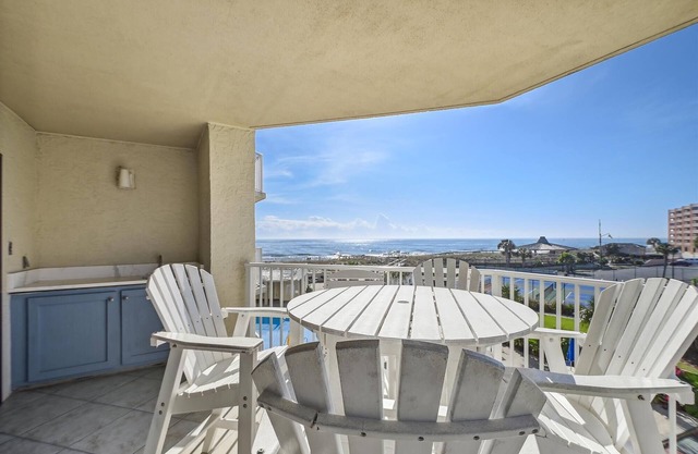 IR 210 is a 2 BR Gulf View Pet Friendly condo with Washer/Dryer