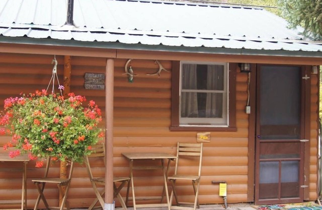 Iris - Wildflower Cabins