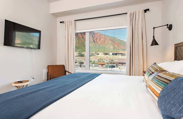 Iron Mt Hot Spgs Condo #209 | Mtn Views | Sleeps 4