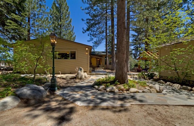Irongate Lodge: 3 BR, 3 BA Chalet / Bungalow à Tahoma, pour 8 personnes