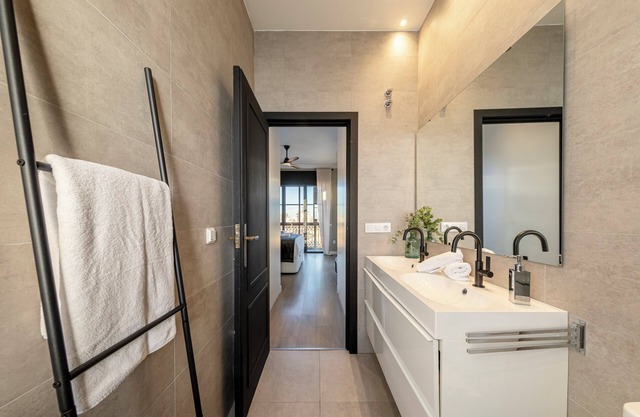 ISG Apartments: Modern attic/pool at the Cathedral