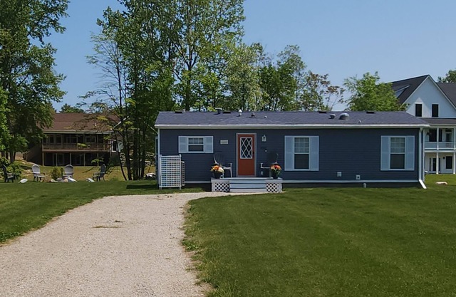 Island Cottage close to everything in downtown Caseville!