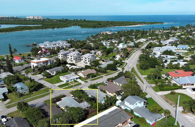 Island Cottage Fort Pierce. Easy walk to beaches and restaurants.
