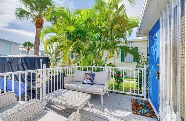 Island Cottage in Jensen Beach w/ Pool Access!