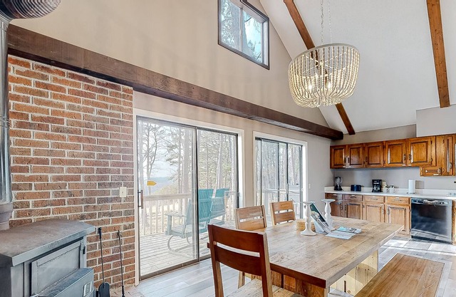 Island cottage on golf course with deck, fireplace - lake nearby