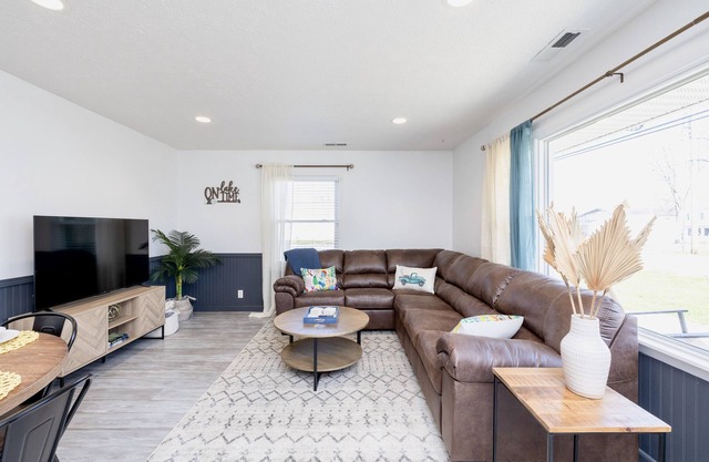 Island Cottage w/ Pool Table & Walking distance to Cranberry!