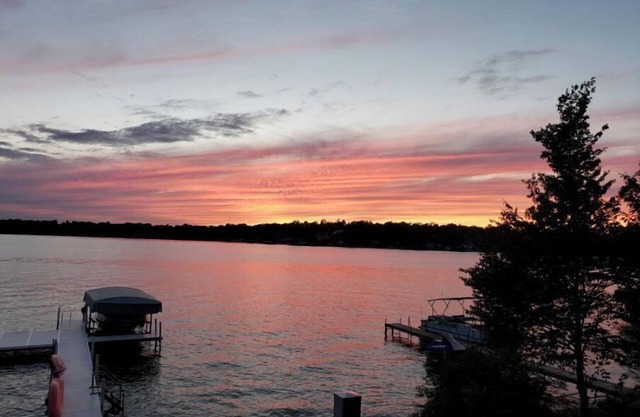 Island Get Away – Lakefront Cottage on Beautiful Diamond Lake with Private Beach