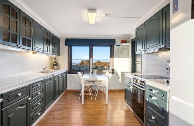Island Getaway: Sea and Mountain Views
