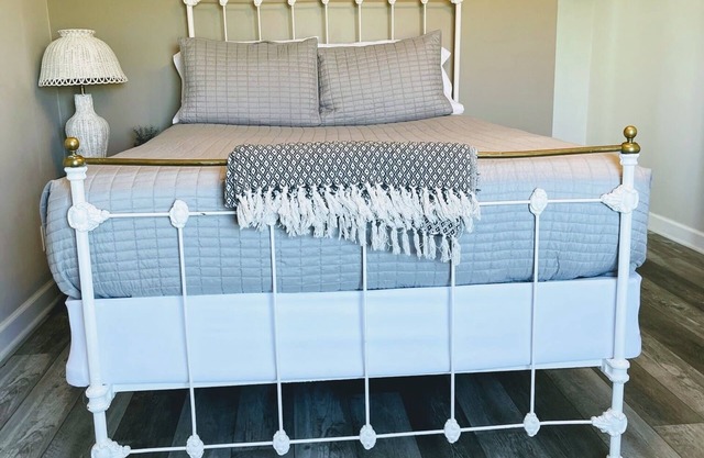 Island Motel Room w/ Queen Bed