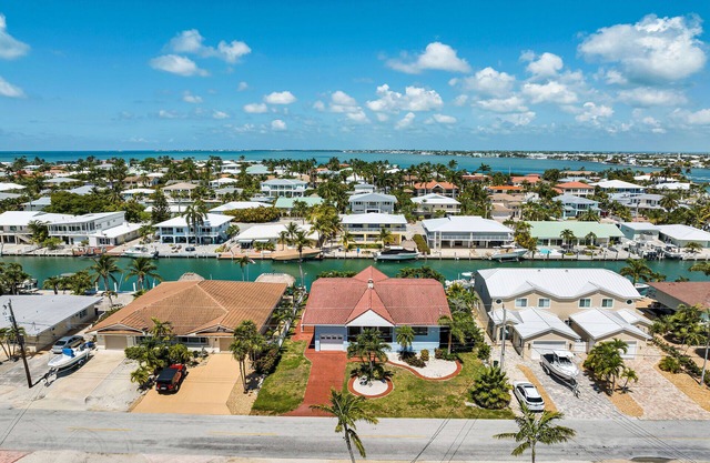 Island Paradise-large 2 bedroom/2 bath SFH with Cabana club and 75ft of dockage
