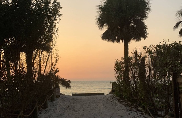 Island Paradise: Steps to Private Gulf Beaches, Pools, Hot Tub & Golf Cart ALL