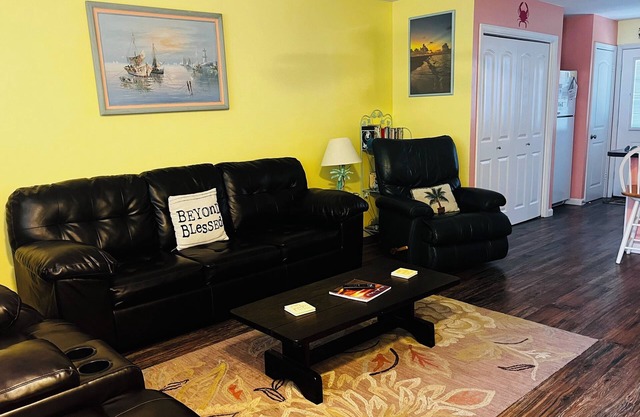 Island Paradise! Come enjoy our renovated duplex!
