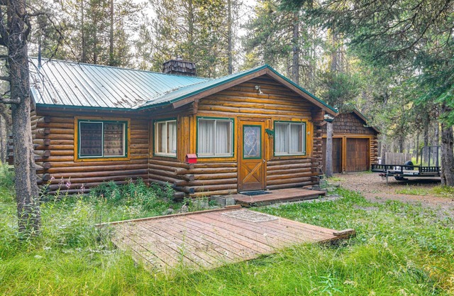 Island Park Fishing Cabin - Walk to Henry’s Fork!
