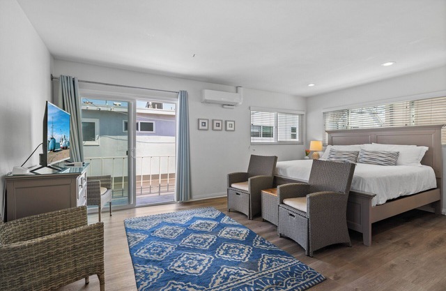 Island Suite - ride the Balboa Ferry to the Beach!