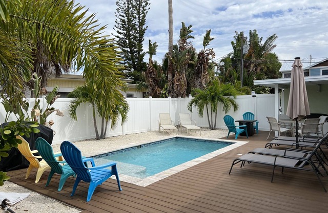 Récemment rénové, près de la plage et des restaurants avec piscine privée chauffée!
