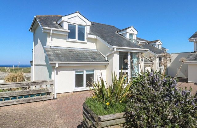 ISLAND VIEW, pet friendly, country holiday cottage in Porth