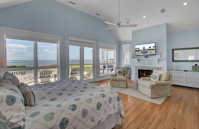 “Island’s Edge” at 45 Ocean Point|Oceanfront|Two Oceanfront Decks|All New Master Bath|Close to Oc...