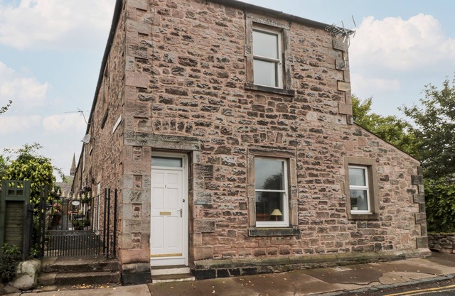 ISLESTONE, 1 TEMPERANCE TERRACE, pet friendly in Berwick-Upon-Tweed