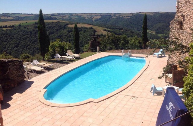Maison isolée 12 pers à 30 mn d'Albi. Semaine du 5 au 12 juillet disponible !