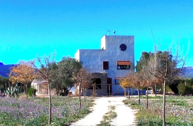 Isolated house 3km from Moratalla. Disconnect.