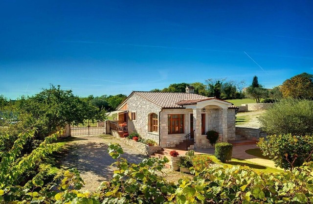 VILLA MANUEL Maison en pierre d'Istrie dans une station balnéaire calme près de la mer