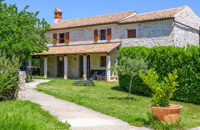 Maison en pierre d'Istrie avec cheminée et jardin, à 2 km de la mer