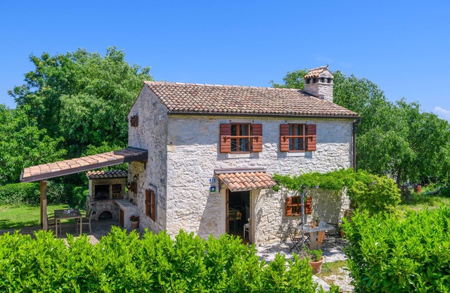 Maison en pierre d'Istrie avec cheminée et jardin, à 2 km de la mer