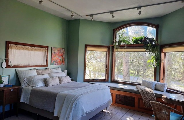 Experience the Relaxing FLX Wine Trails Garden Studio with Deck - BBQ