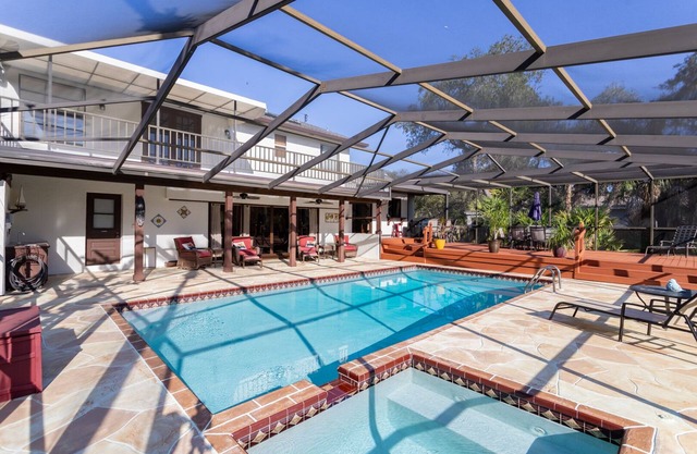 Maison exécutive entière, Florida Pool Getaway, 1. 4 acres au coeur de la ville