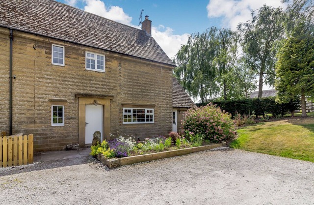 IVET LOWE, family friendly, with open fire in Wirksworth